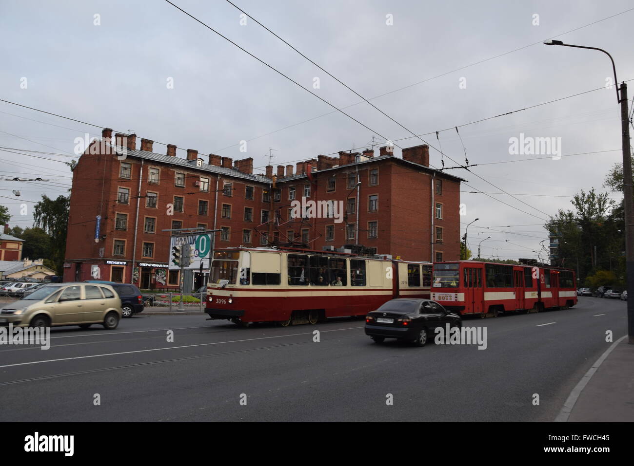 Tram a traffico misto a Politekhnicheskaya Street Foto Stock