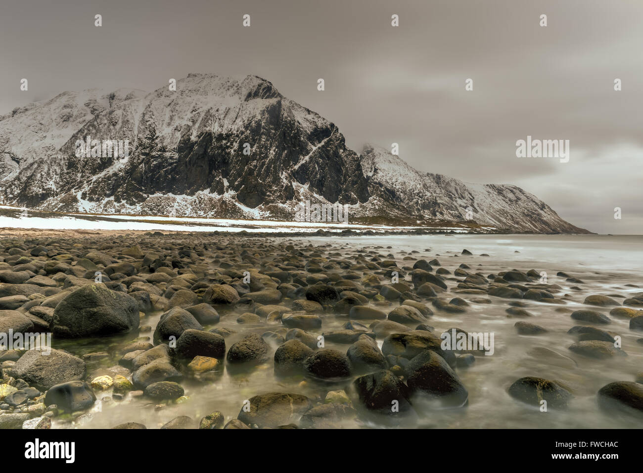 New Scenic 5 posti spiaggia di ciottoli di Eggum, Isole Lofoten artico, Norvegia, Scandinavia, Europa su un nuvoloso, giorno d'inverno. Foto Stock