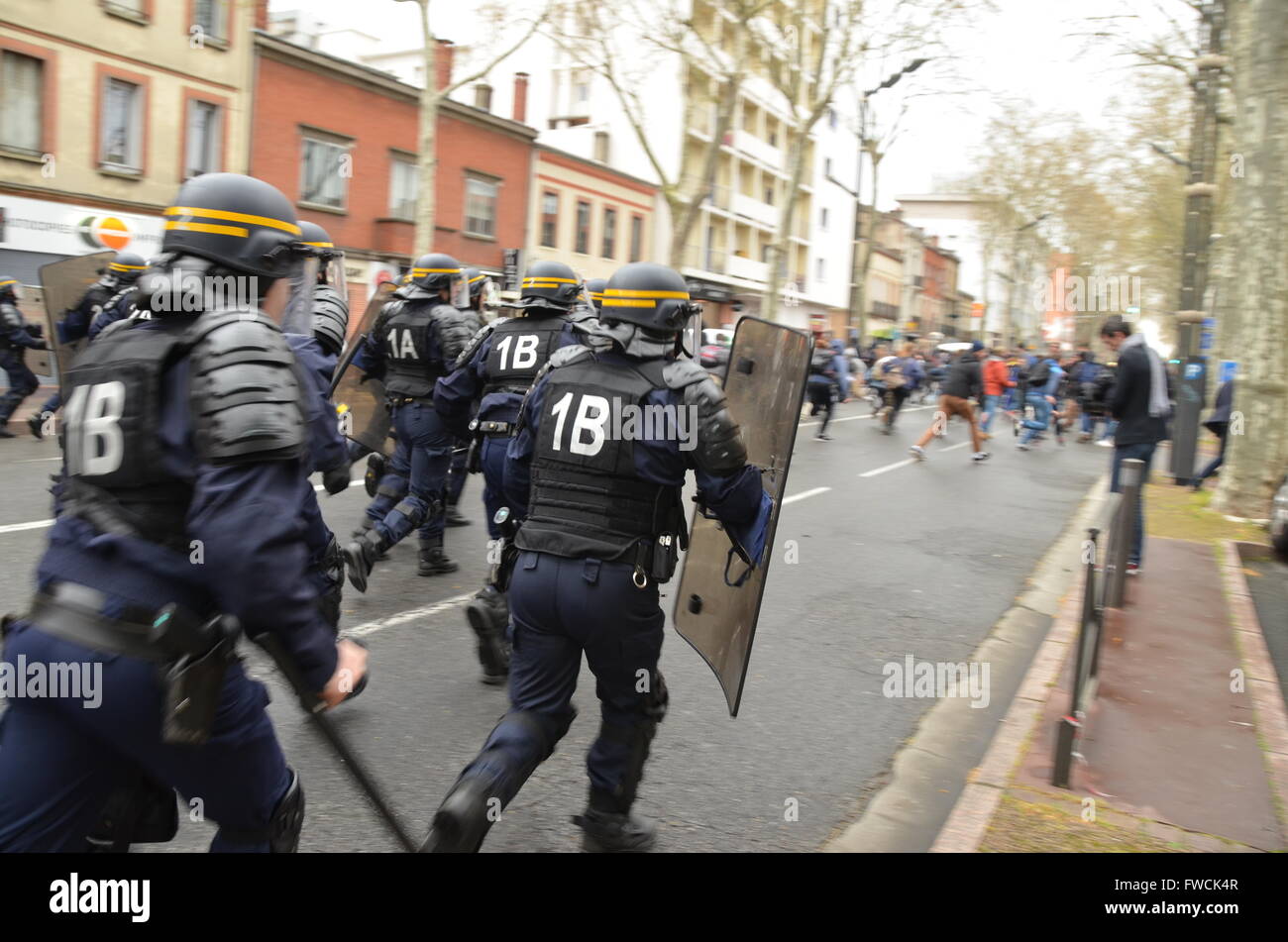 Francese di polizia antisommossa in azione a Tolosa, a sud-ovest della Francia, durante una manifestazione contro un governo nuovo diritto del lavoro. Foto Stock