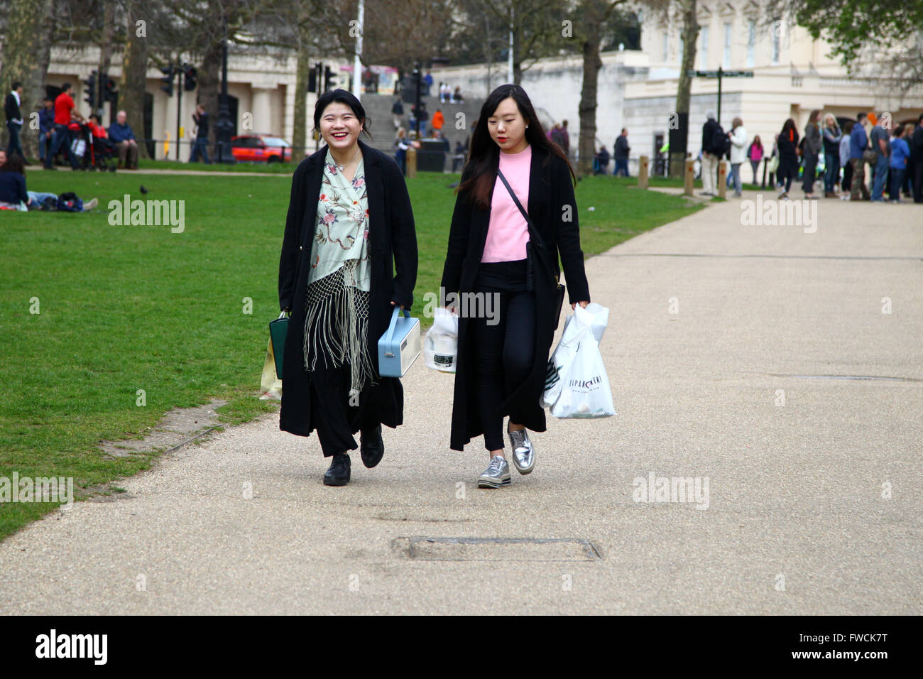 St James Park, Londra 3 Aprile 2016 - Tourist godendo di un caldo pomeriggio a St James Park, Londra Credito: Dinendra Haria/Alamy Live News Foto Stock