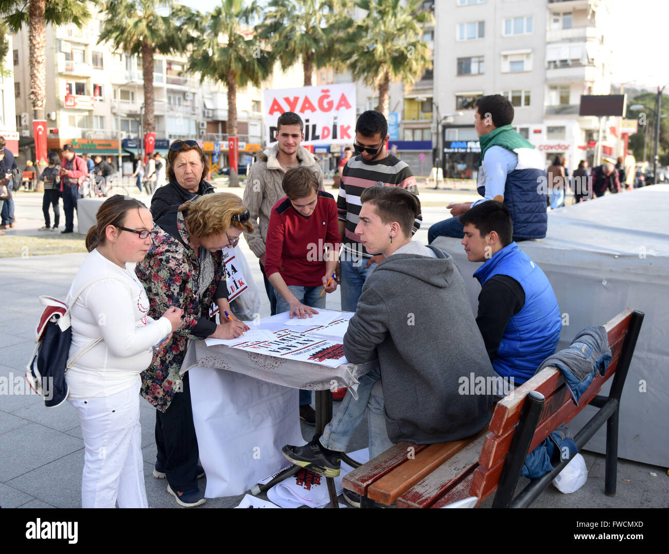 (160403) -- DIKILI, Aprile 3, 2016(Xinhua) -- persone iscriviti ad una petizione da banco per esprimere che non vogliono costruire campi di migranti a Dikili Town, Turchia, il 3 aprile 2016. La protesta è scoppiato il sabato nella parte occidentale della città turca di Dikili su progetto del governo di costruire accampamenti per i migranti per essere restituiti dalla Grecia in una trattativa con l'Unione europea (UE), Turco media riportati. (Xinhua/Egli Canling) Foto Stock