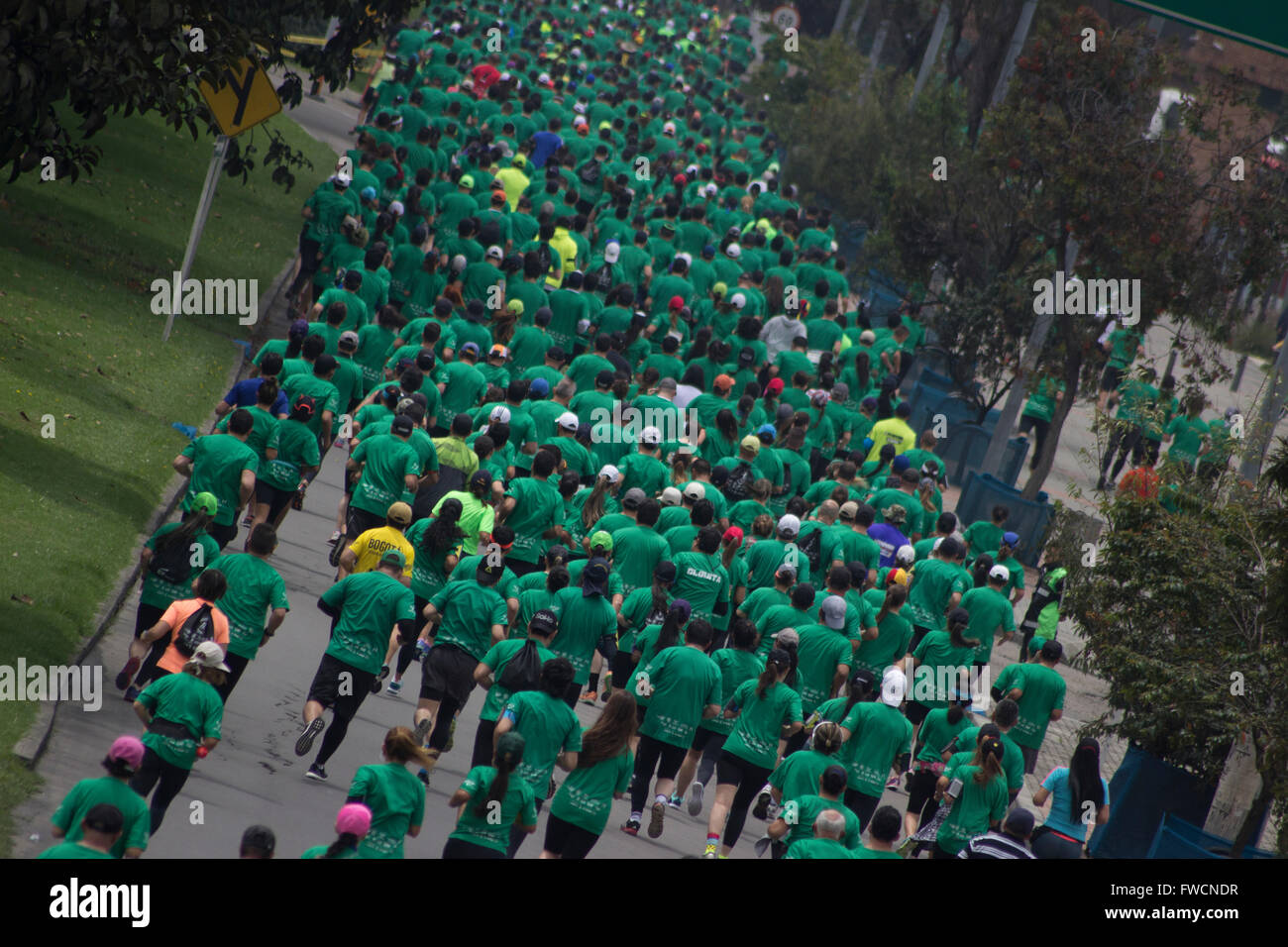 Bogotà, Colombia. 03 apr, 2016. Il 11K gara Presta tu pierna nasce nel 2012 come iniziativa a link la popolazione urbana al reclamo circa l'uso di mine antipersona (MAPPA) in Colombia, invitare tutti i colombiani ad esprimere il proprio rifiuto dell'uso di questi dispositivi. Presta tu pierna sia per tutta la famiglia a praticare atletica ad un livello elevato delle corse di 5 e 11 chilometri offerti. © Daniel Garzón Herazo/Pacific Press/Alamy Live News Foto Stock