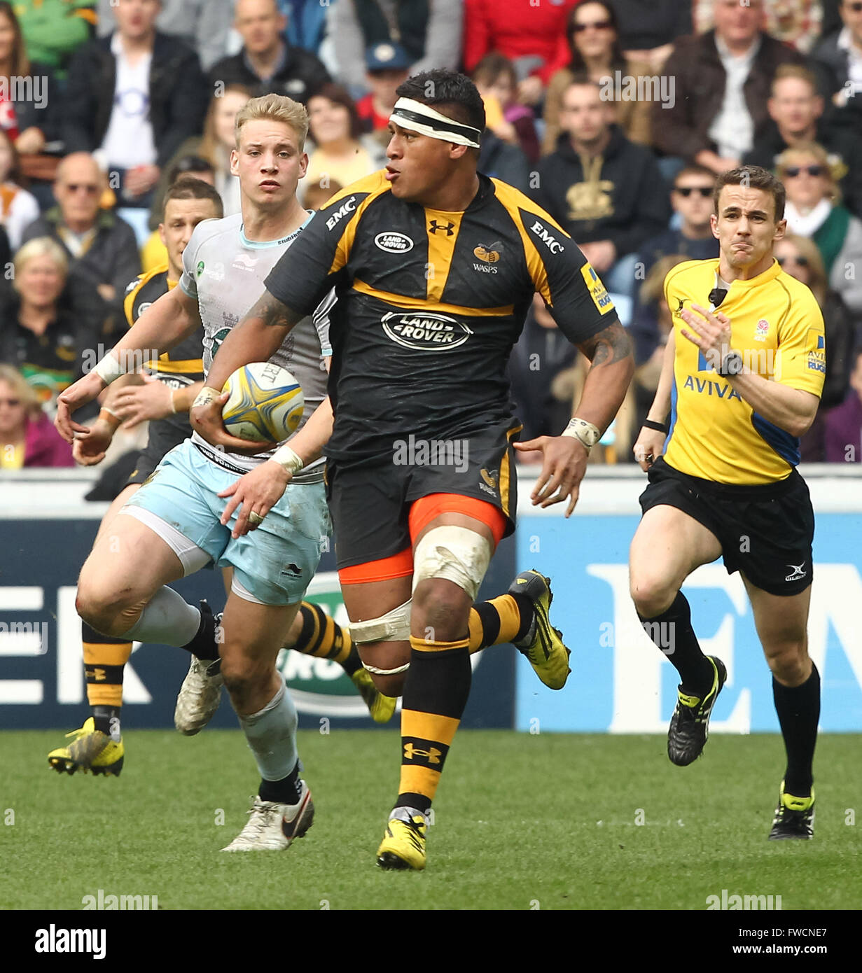 Ricoh Arena, Coventry, Regno Unito. 03 apr, 2016. Rugby Aviva Premiership. Vespe rispetto a Northampton santi. Vespe n. 8 Nathan Hughes sulla carica. Credito: Azione Sport Plus/Alamy Live News Foto Stock