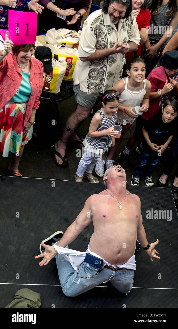 New Orleans, Louisiana, Stati Uniti d'America. 03 apr, 2016. BRYAN fibbie, di New Orleans, compete nel Tennessee Williams Festival Letterario annuali di Stanley e Stella gridando Contest, un omaggio alla Primal Scream resa famosa da Marlon Brando in ''A Streetcar Named Desire. Credito: Brian Cahn/ZUMA filo/Alamy Live News Foto Stock