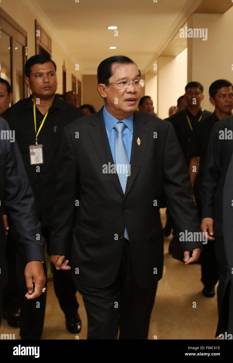 (160404) -- Phnom Penh, 4 aprile 2016 (Xinhua) -- Primo ministro cambogiano Hun Sen passeggiate presso l'Assemblea Nazionale a Phnom Penh il 4 aprile, 2016. Cambogia il Gruppo Nazionale di lunedì ha approvato il governo a medio termine rimpasto di otto ministri e 14 Segretari di stato. (Xinhua/Sovannara) Foto Stock
