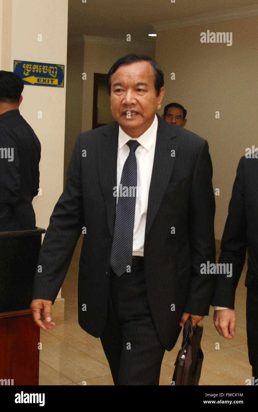 (160404) -- Phnom Penh, 4 aprile 2016 (Xinhua) -- Cambogia il neo-nominato Ministro degli Affari Esteri e della cooperazione internazionale Sokhonn Prak passeggiate presso l'Assemblea Nazionale a Phnom Penh il 4 aprile, 2016. Cambogia il Gruppo Nazionale di lunedì ha approvato il governo a medio termine rimpasto di otto ministri e 14 Segretari di stato. (Xinhua/Sovannara) Foto Stock