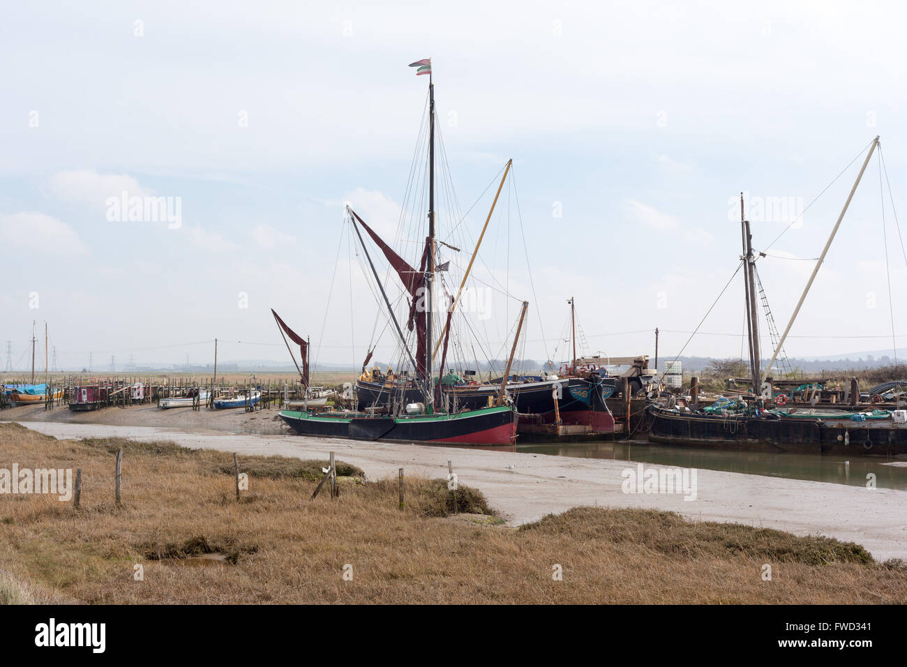 Vanto e yacht ormeggiati nel Osono Creek, Swale estuario, Kent, Inghilterra. Foto Stock