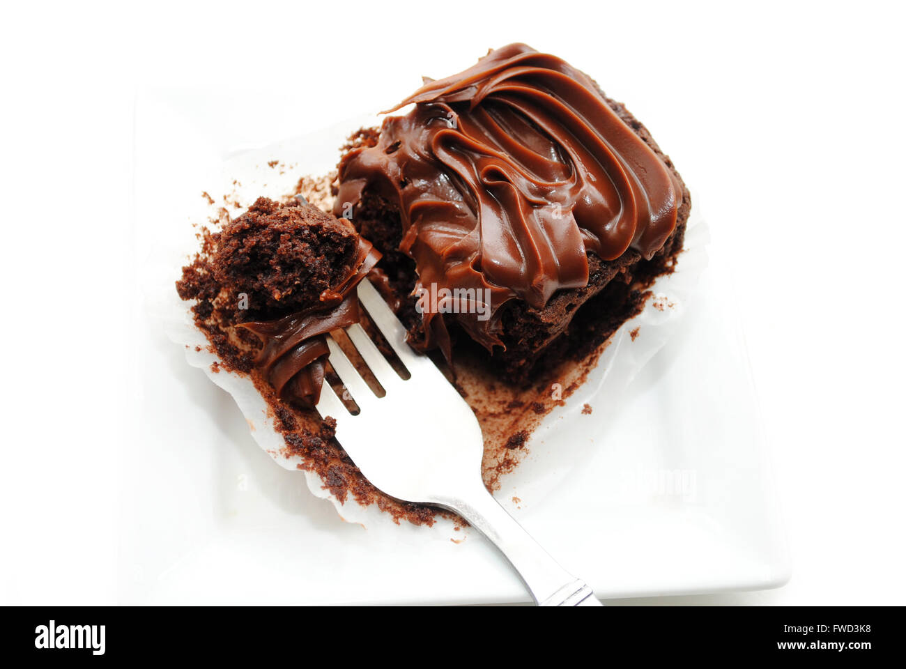 Mangiare un Brownie al cioccolato con una forcella Foto Stock