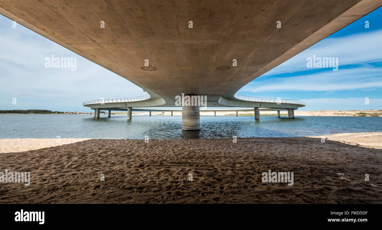 Jose Ignacio, Uruguay, 08 marzo 2016 - Un nuovo ponte su una laguna uruguayano Garzon ottenendo 360-laurea viste, sostituisce un sistema Foto Stock