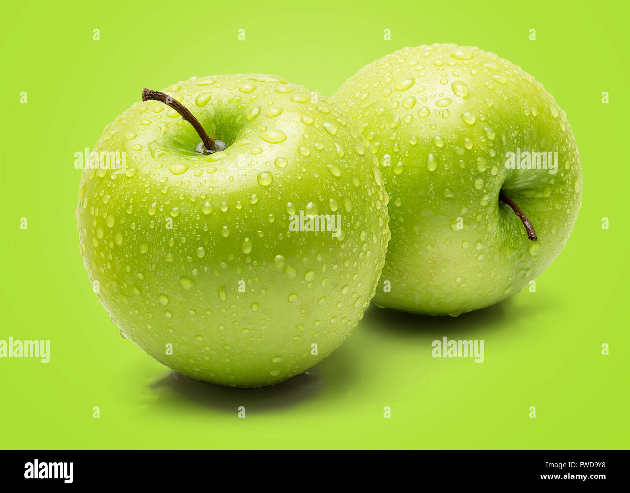 Perfetta Fresca mela verde isolato su sfondo verde in pieno la profondità di campo. Foto Stock