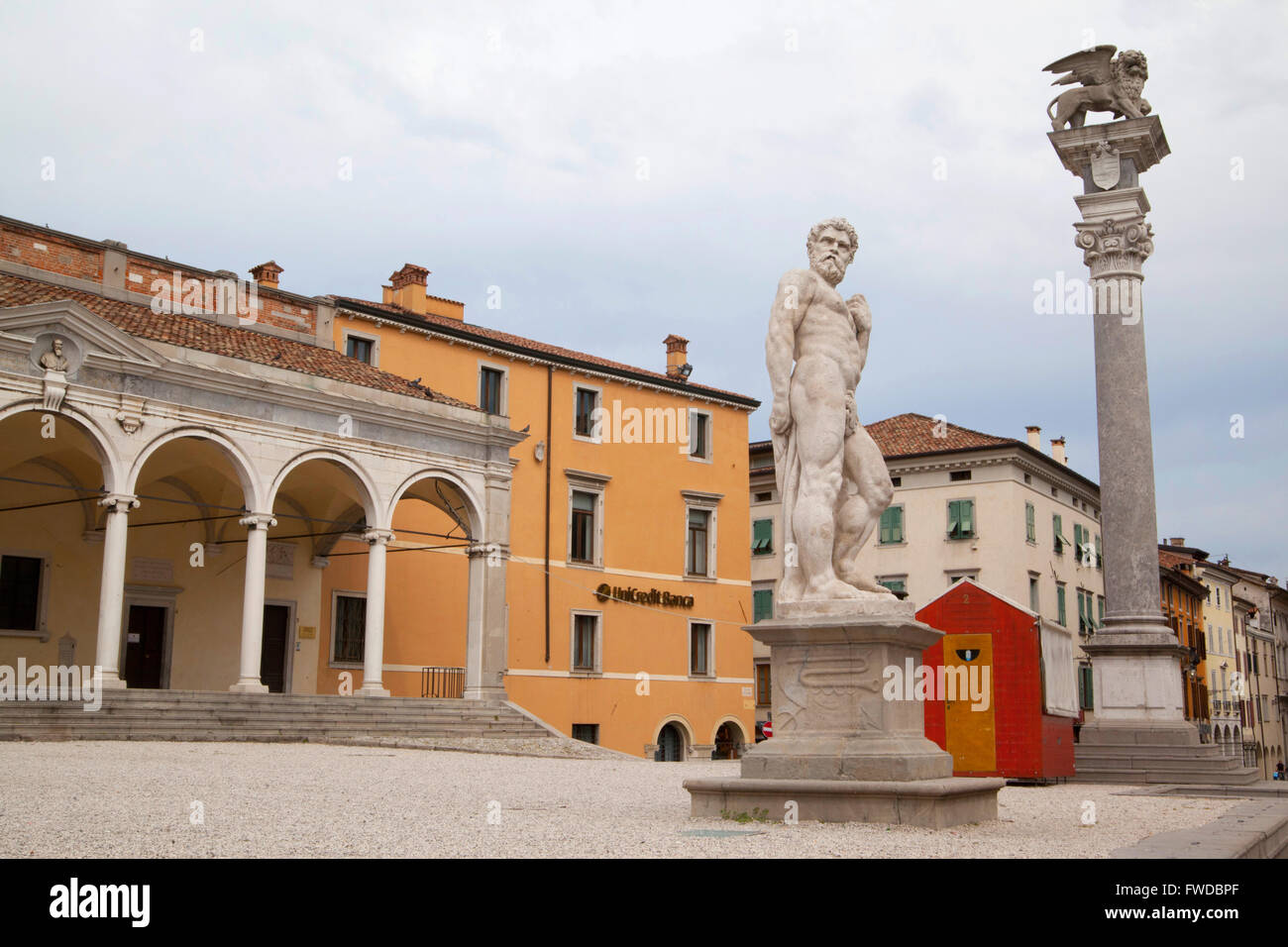 Statua in Piazza Libertà. Udine, Italia. Foto Stock