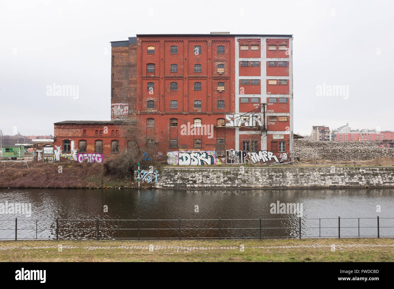 Berlino, 23 marzo: edificio industriale nel 'Nordhafen' e il fiume Sprea nel matrimonio, a Berlino il 23 marzo 2016. Foto Stock
