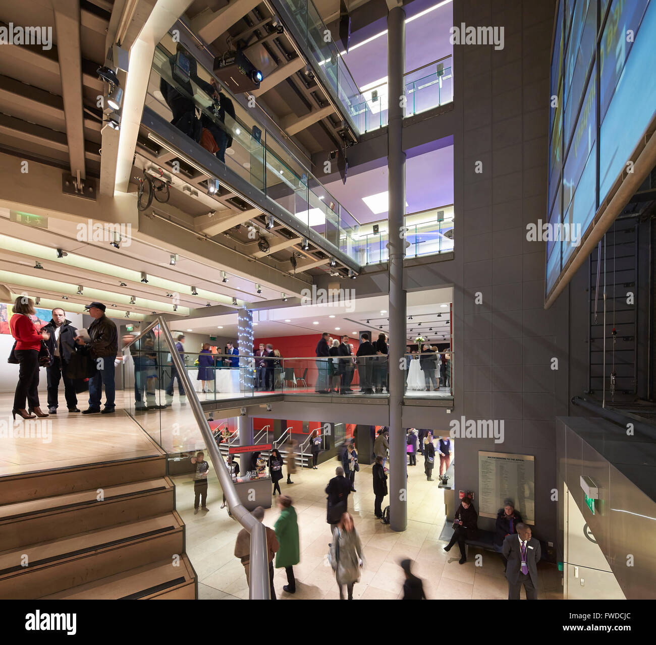 Elevazione globale con foyer e gallerie. Saddler's Wells, Londra, Regno Unito. Architetto: De Matos Ryan, 2014. Foto Stock