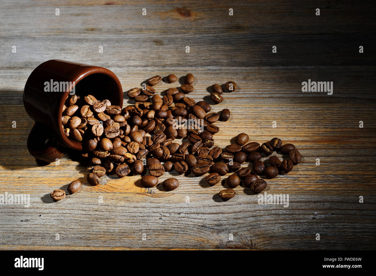 Cup e i chicchi di caffè su di un tavolo di legno Foto Stock