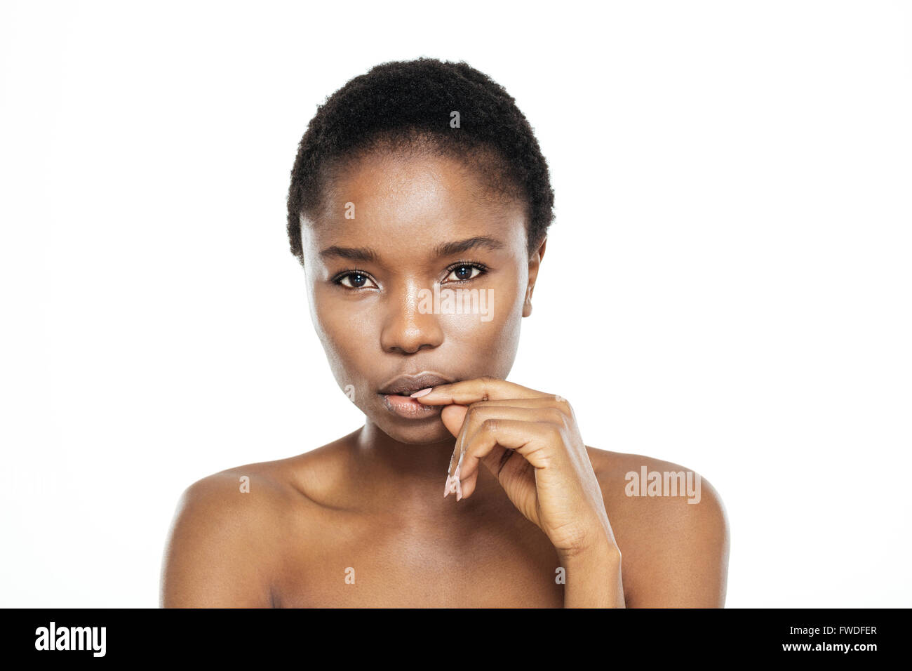 Malinconici afro american donna che guarda la telecamera isolata su uno sfondo bianco Foto Stock