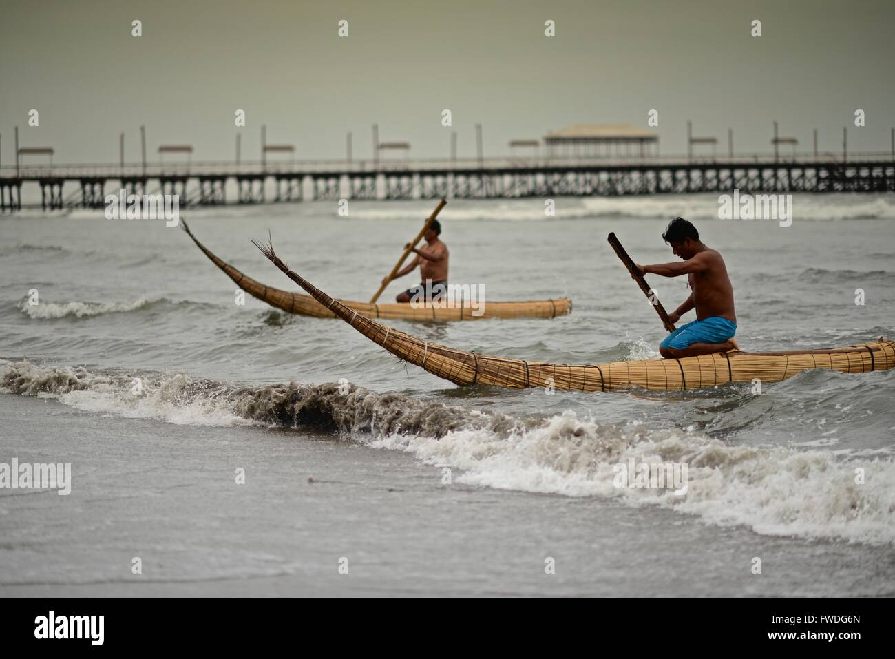 Totora reed pescatore in barca. Huanchaco, una cittadina sulla spiaggia di Mochica. Foto Stock