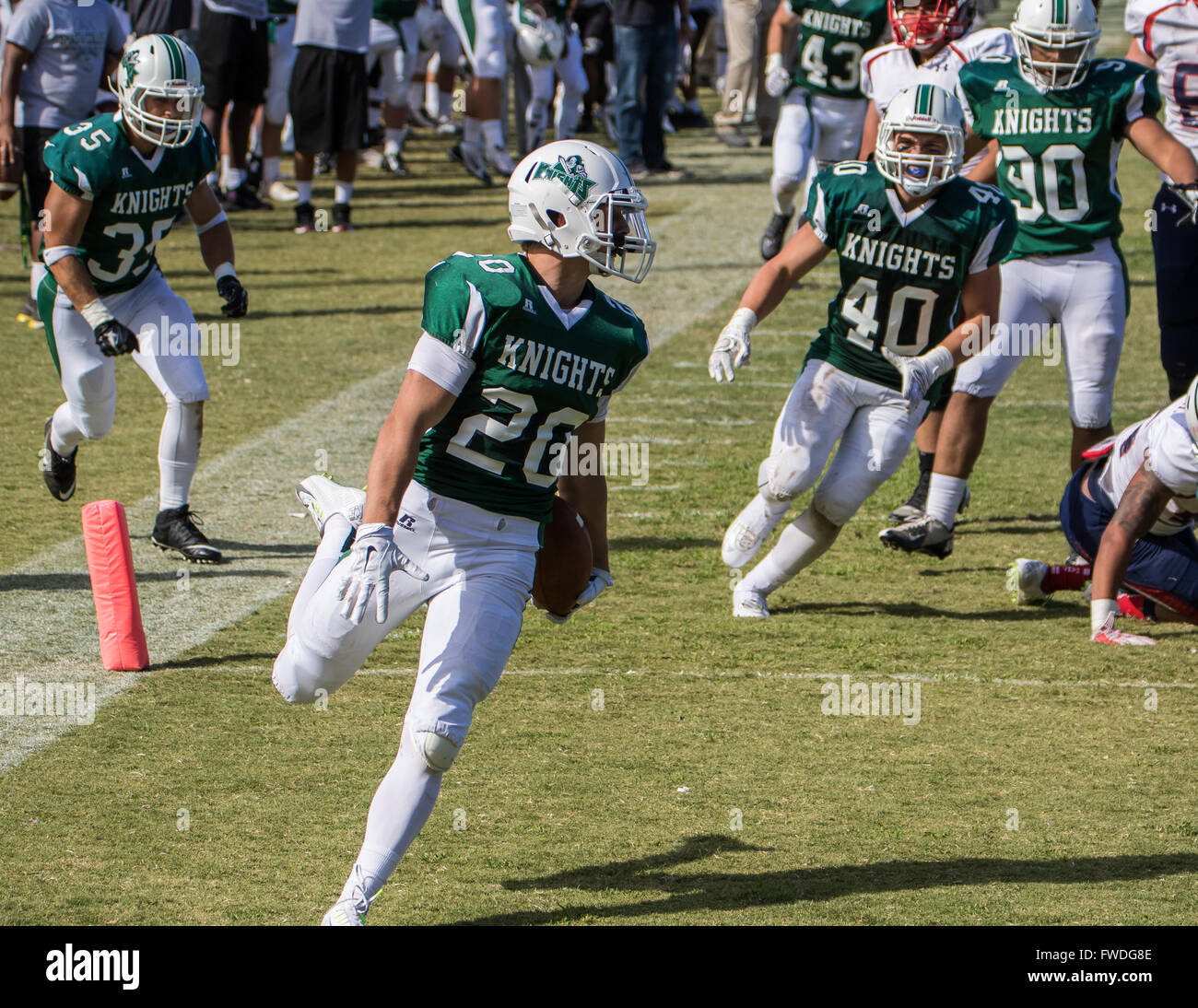 Il football americano con azione Shasta College (verde maglie) contro  Gavilan College di Redding, California Foto stock - Alamy