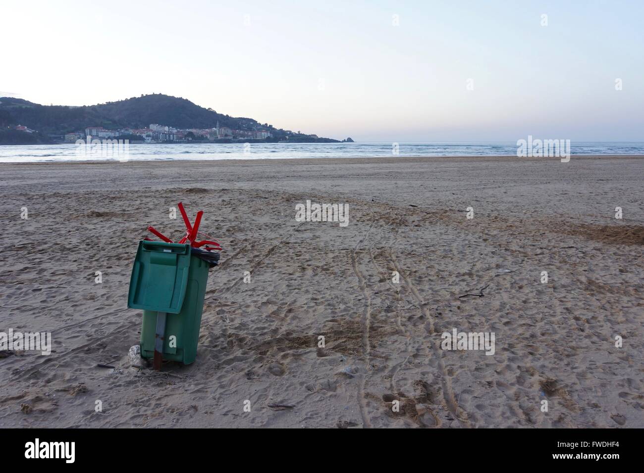Un bidone della spazzatura su una spiaggia vuota con una sedia in plastica  farcite in esso Foto stock - Alamy