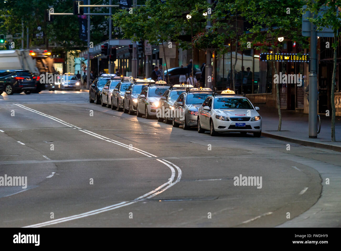 Sydney, Australia - 10 Novembre 2015: Taxi in coda per i passeggeri in Sydney CBD di notte. Lo stato del Nuovo Galles del Sud è servita Foto Stock