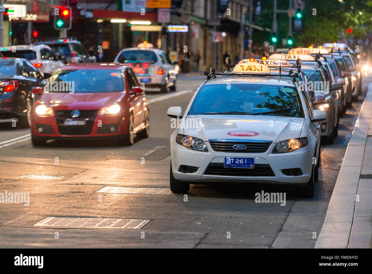 Sydney, Australia - 10 Novembre 2015: Taxi in coda per i passeggeri in Sydney CBD di notte. Lo stato del Nuovo Galles del Sud è servita Foto Stock