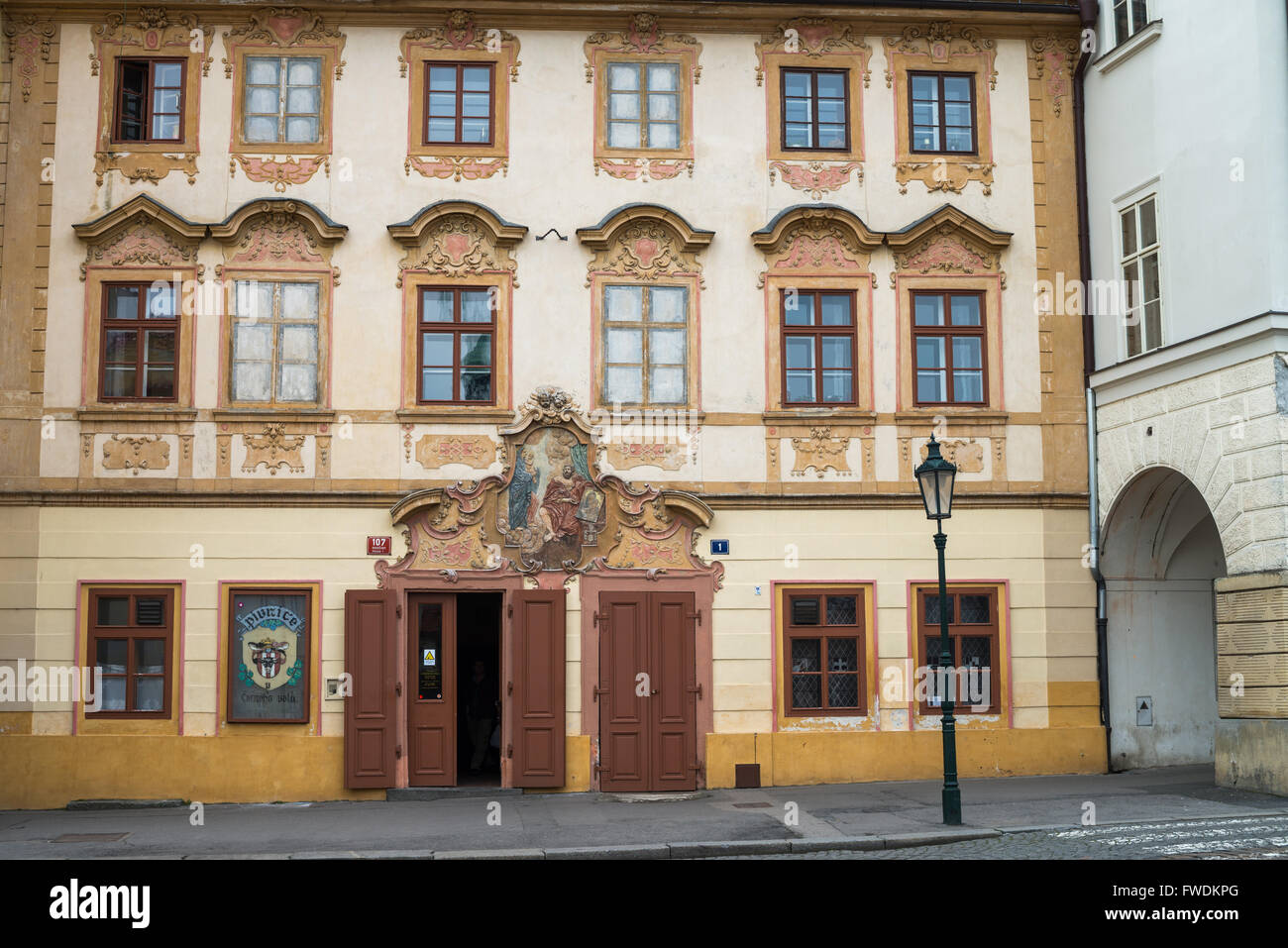 Il ristorante U cerneho vola (il bue nero), Loretanska street, vicino al  castello di Praga, Praga, Repubblica Ceca Foto stock - Alamy