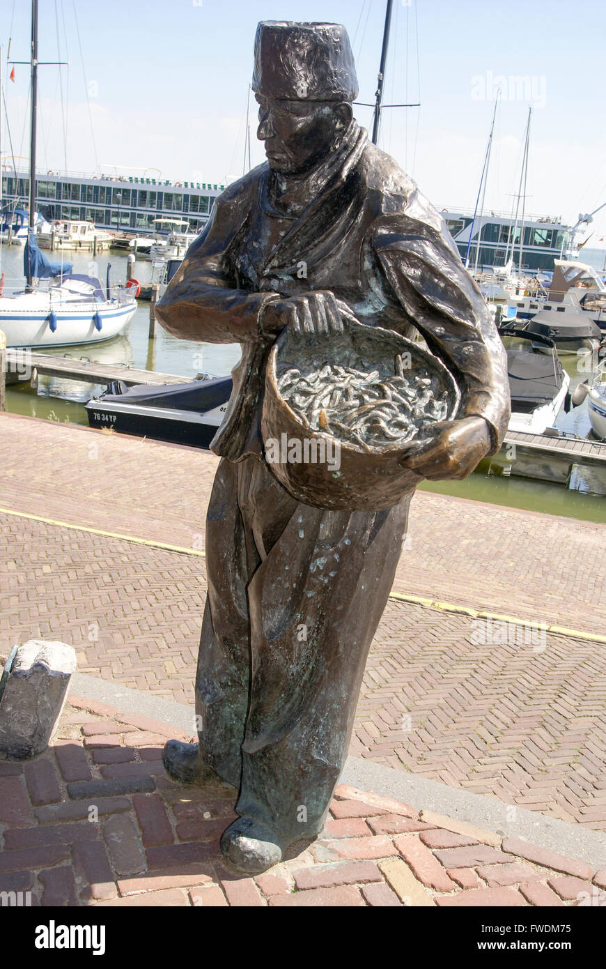 Volendam, Olanda, Nederland statua di bronzo di un pescatore locale Foto Stock