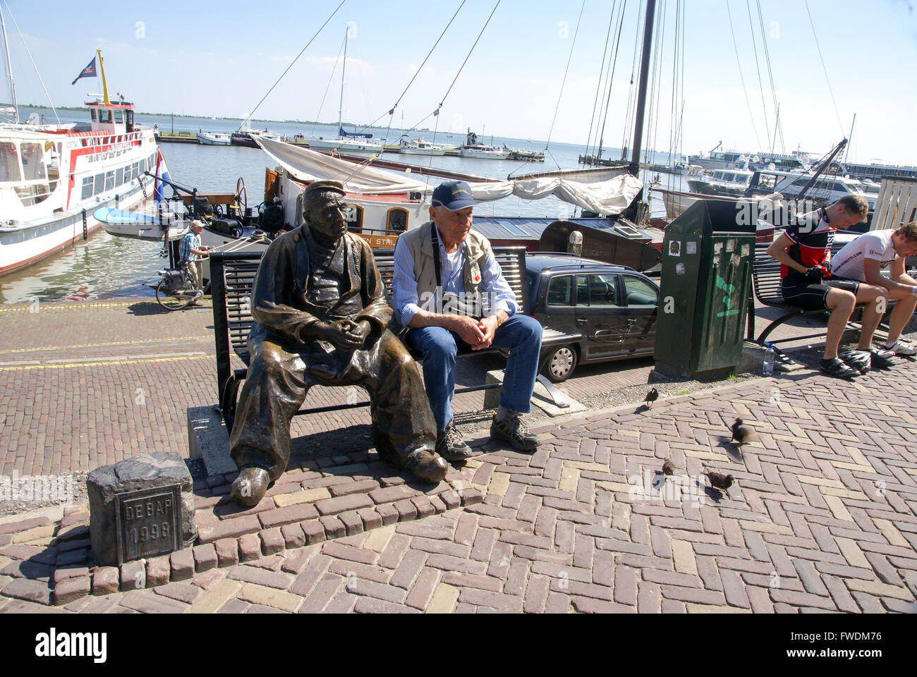 Volendam, Olanda, Nederland statua di bronzo di un pescatore locale Foto Stock