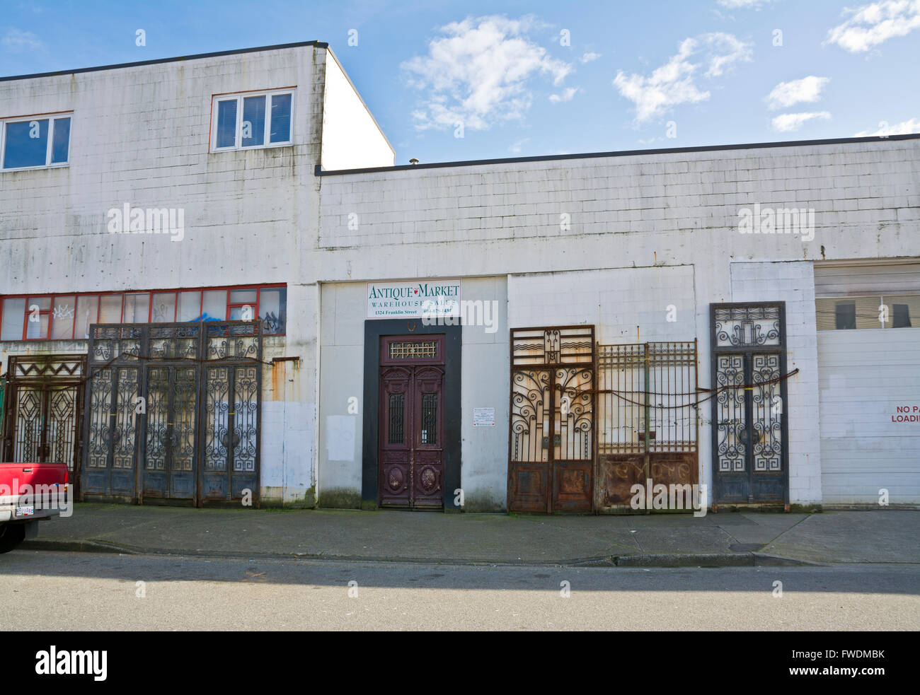 Vecchio edificio industriale in East Vancouver con mercato di antiquariato. In Franklin Street in Oriente Van. Foto Stock