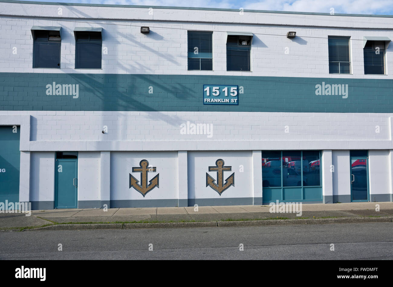 Simboli di ancoraggio sul lato esterno della Western Palazzo Marino in East Vancouver. Un approvvigionamento marini store. Foto Stock