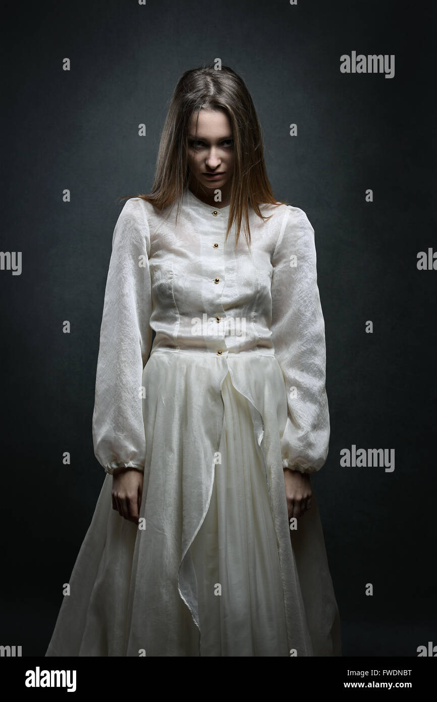 Espressione del male sulla bella donna pallido. Ritratto scuro Foto Stock