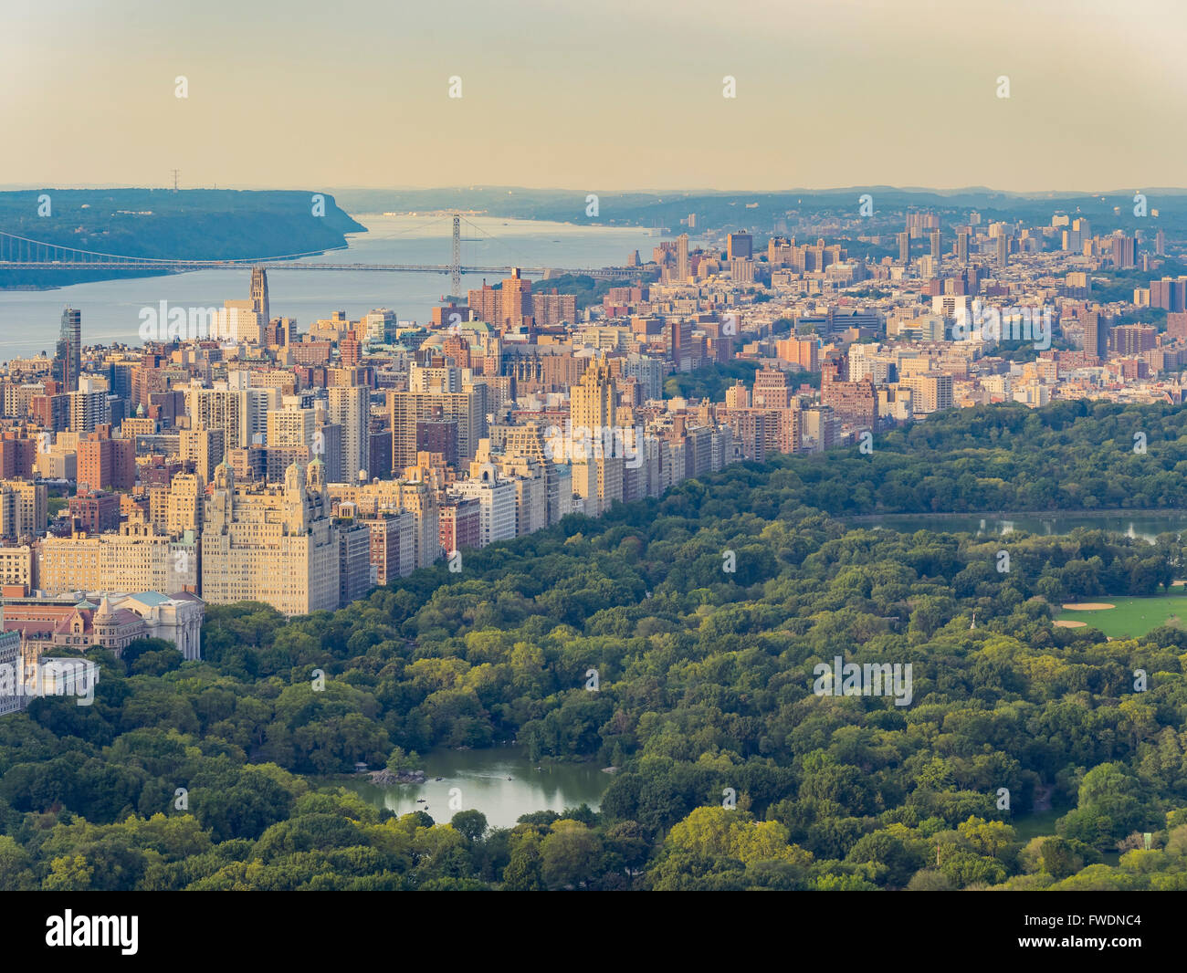 Vista aerea dello skyline di New York City durante il tramonto Foto Stock