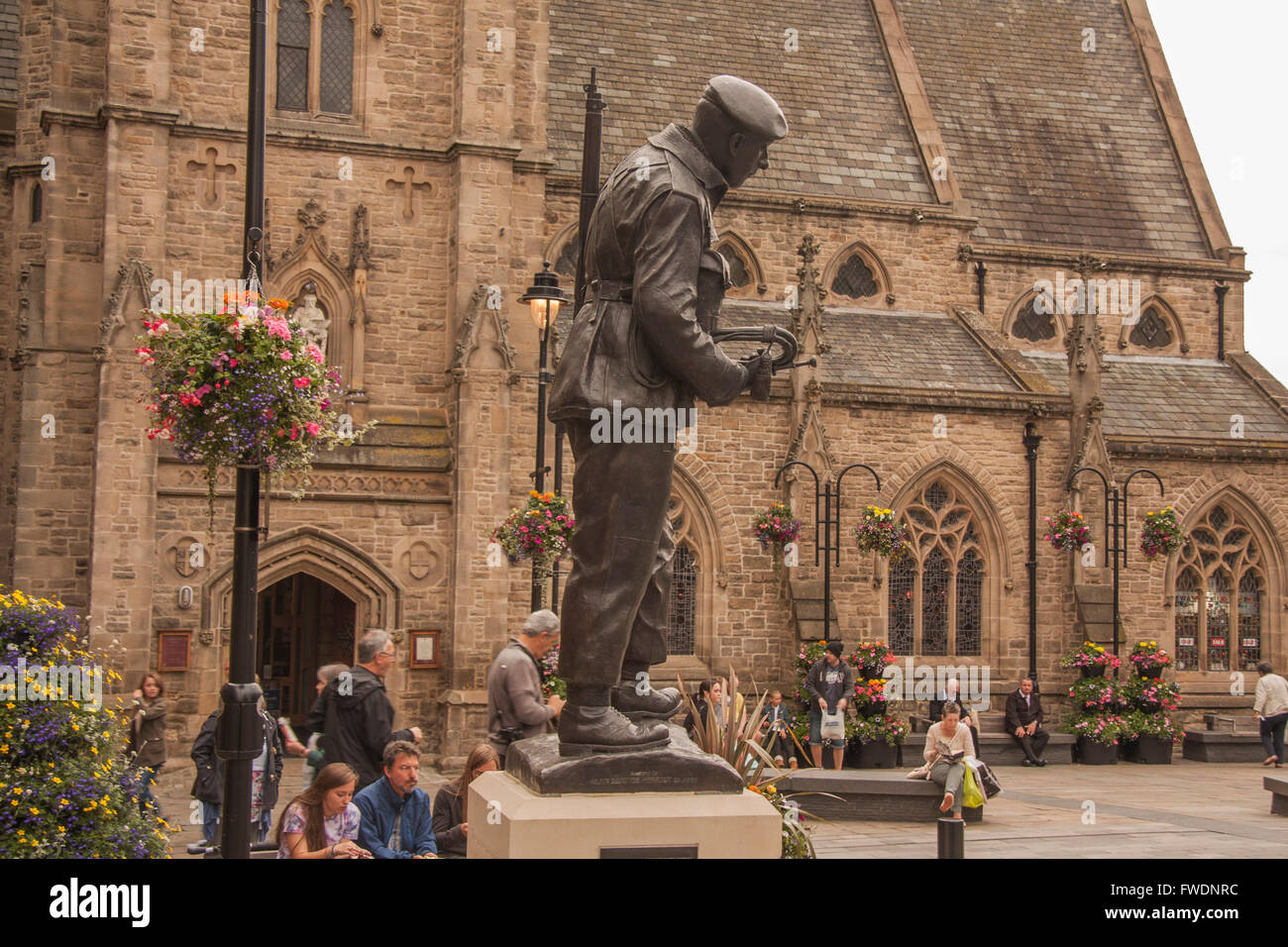 Statua commemorativa per la fanteria leggera Durham nella piazza del mercato,Durham City,l'Inghilterra,UK da Alan Beattie con chiesa in background Foto Stock