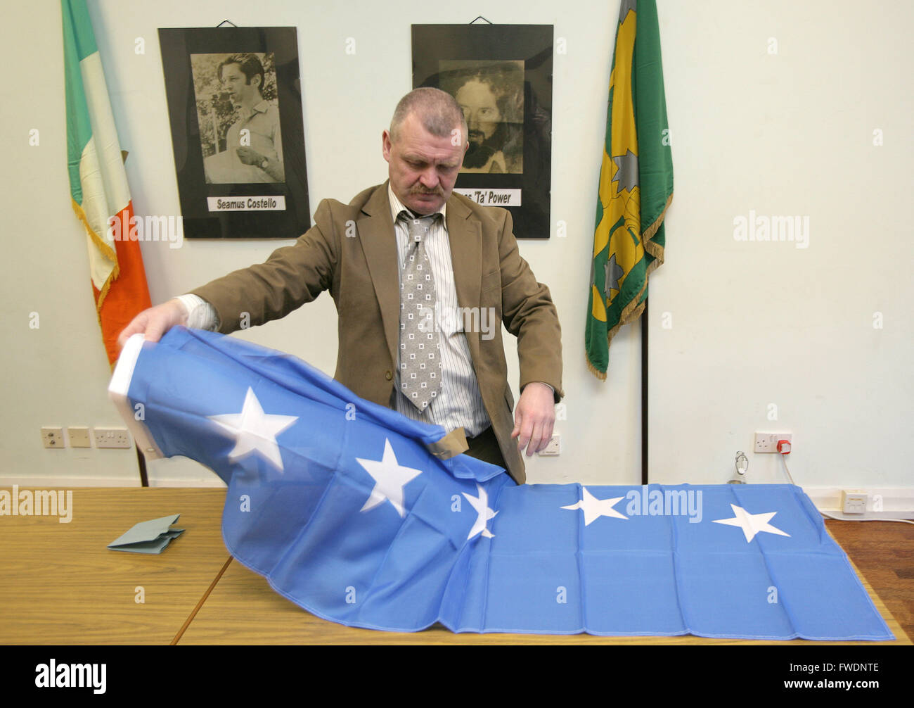 Ex INLA (Irish Esercito di Liberazione Nazionale) prigioniero Gerard Murry si ripiega un flag INLA dopo una conferenza stampa dove il IRSP (l'ala polictal di INLA) che la INLA aveva disposto delle sue armi, Belfast, lunedì, Feb 8th, 2010. La INLA, il cui assassinio vittime incluso Tory MP Airey Neave, si crede di aver disposto del suo arsenale nelle ultime settimane. Un piccolo gruppo di spietata che ha ucciso più di 120 persone, ha annunciato nel mese di ottobre che intende perseguire i suoi obiettivi esclusivamente con mezzi pacifici. Il repubblicano corpo paramilitare è creduto di essere stato responsabile di 111 omicidi da esso Foto Stock