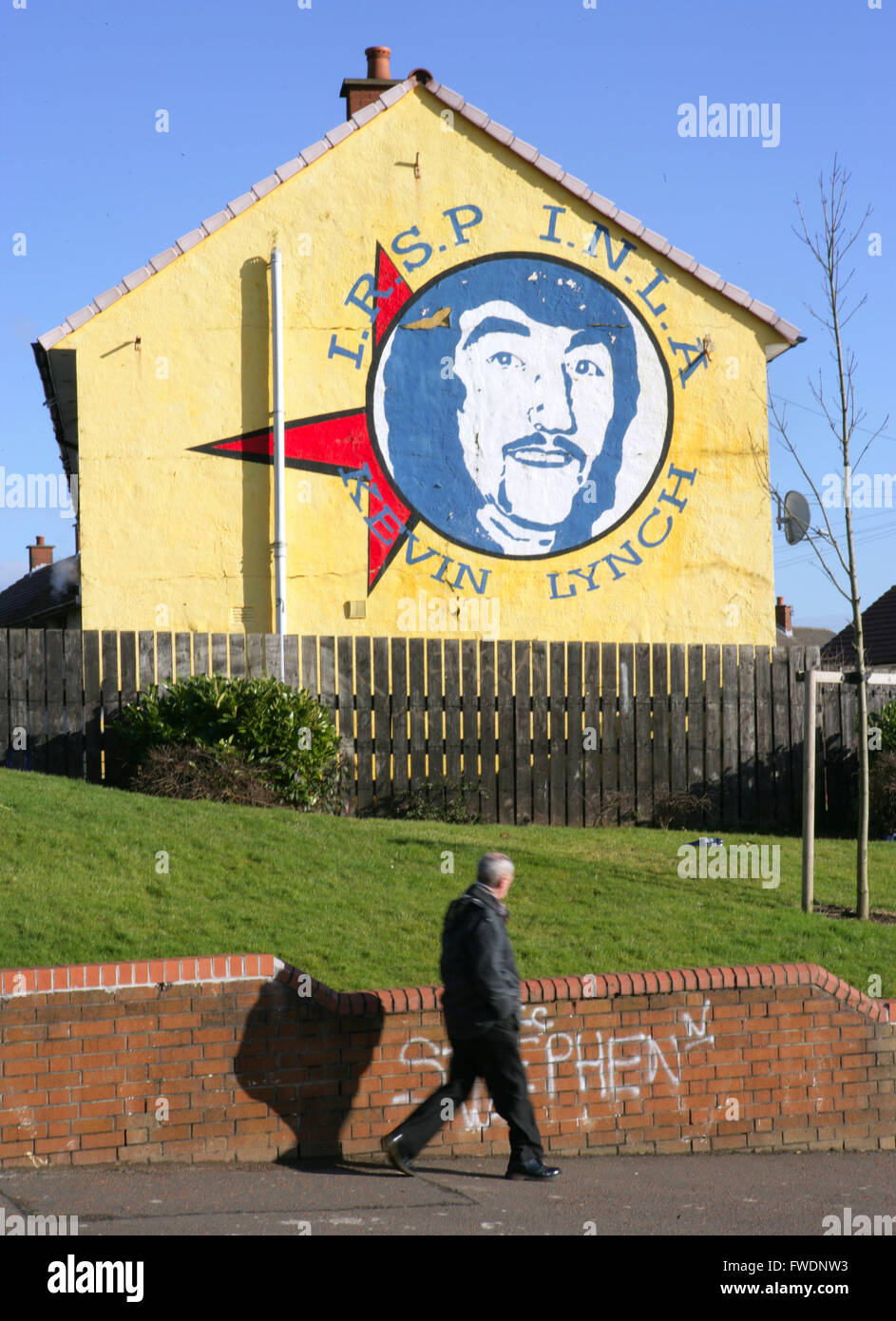 Un uomo cammina passato un INLA (Irish Esercito di Liberazione Nazionale) murale nella parte occidentale di Belfast il giorno gli IRP ha rilasciato una dichiarazione a conferma del fatto che il INLA aveva disposto delle sue armi durante una conferenza stampa a Belfast, lunedì, Feb 8th, 2010. La INLA, il cui assassinio vittime incluso Tory MP Airey Neave, si crede di aver disposto del suo arsenale nelle ultime settimane. Un piccolo gruppo di spietata che ha ucciso più di 120 persone, ha annunciato nel mese di ottobre che intende perseguire i suoi obiettivi esclusivamente con mezzi pacifici. Il repubblicano corpo paramilitare è creduto di essere stato responsabile di 111 omicidi dalla sua Foto Stock