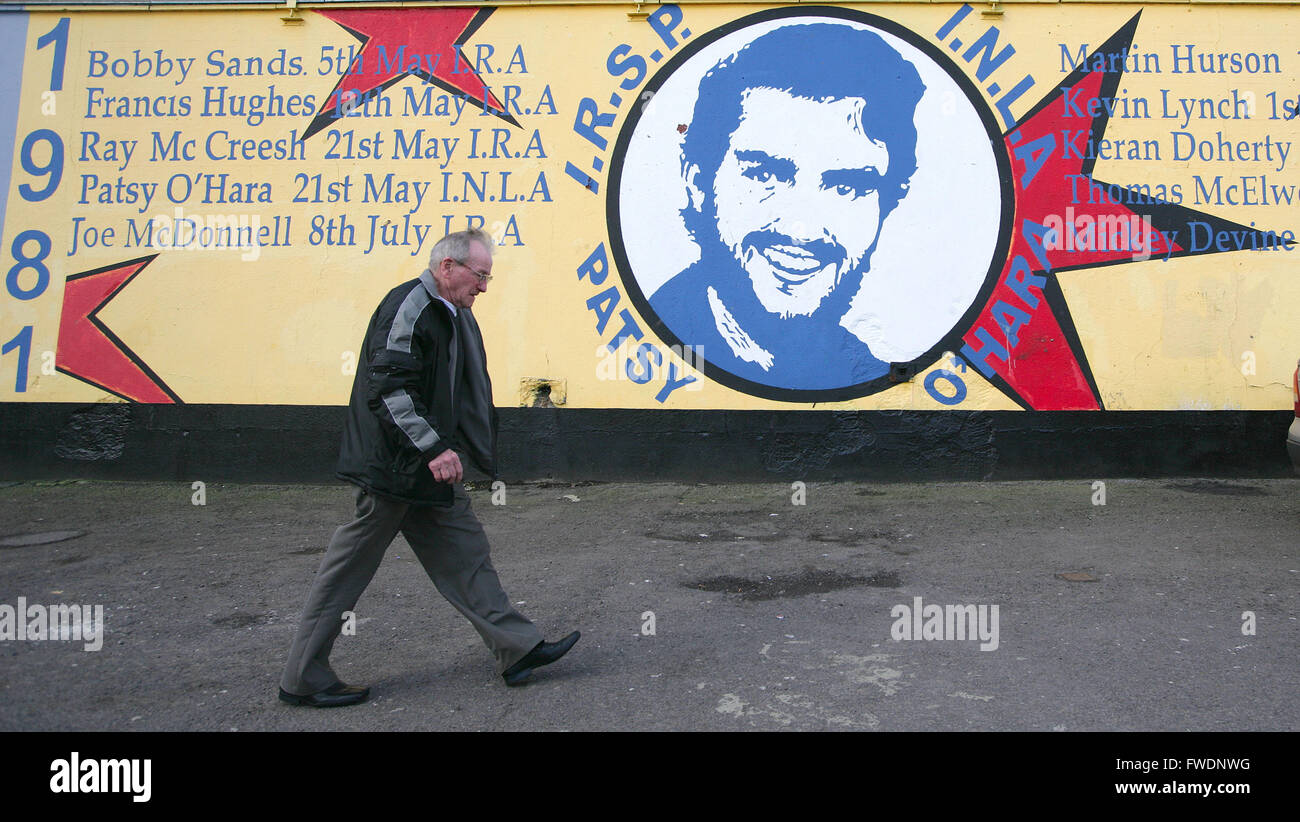 Un uomo cammina passato un INLA (Irish Esercito di Liberazione Nazionale) murale nella parte occidentale di Belfast il giorno stesso la gli IRP ha confermato che la INLA aveva disposto delle sue armi, Belfast, lunedì, Feb 8th, 2010. La INLA, il cui assassinio vittime incluso Tory MP Airey Neave, si crede di aver disposto del suo arsenale nelle ultime settimane. Un piccolo gruppo di spietata che ha ucciso più di 120 persone, ha annunciato nel mese di ottobre che intende perseguire i suoi obiettivi esclusivamente con mezzi pacifici. Il repubblicano corpo paramilitare è creduto di essere stato responsabile di 111 omicidi dalla sua formazione nel 1975 fino al cessate il fuoco in 19 Foto Stock