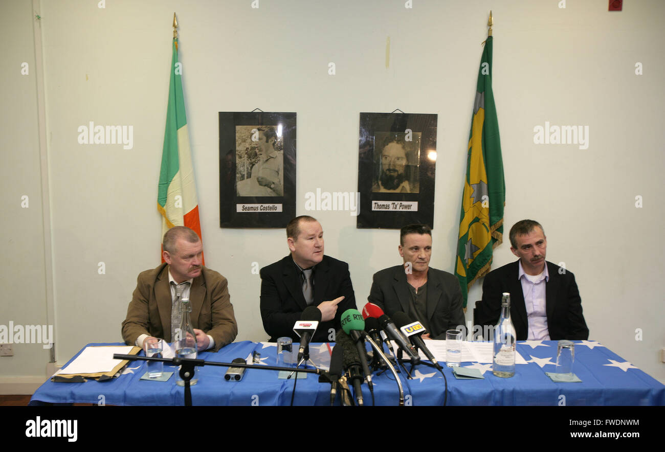 Ex INLA (Irish Esercito di Liberazione Nazionale) prigionieri (da sinistra a destra) Gerard Murray Martin McNangle, Willie Gallagher e Martin McElkerney confermando la media che il INLA ha ceduto le sue armi durante una conferenza stampa a Belfast, lunedì, Feb 8th, 2010. La INLA, il cui assassinio vittime incluso Tory MP Airey Neave, si crede di aver disposto del suo arsenale nelle ultime settimane. Un piccolo gruppo di spietata che ha ucciso più di 120 persone, ha annunciato nel mese di ottobre che intende perseguire i suoi obiettivi esclusivamente con mezzi pacifici. Il repubblicano corpo paramilitare è creduto di avere essere Foto Stock