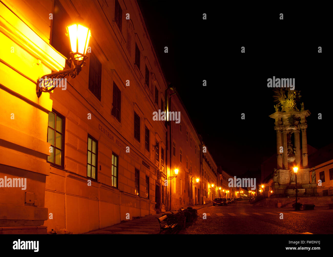 Via la luce sulla piazza principale di Banska Stiavnica nella notte, SLOVACCHIA Foto Stock