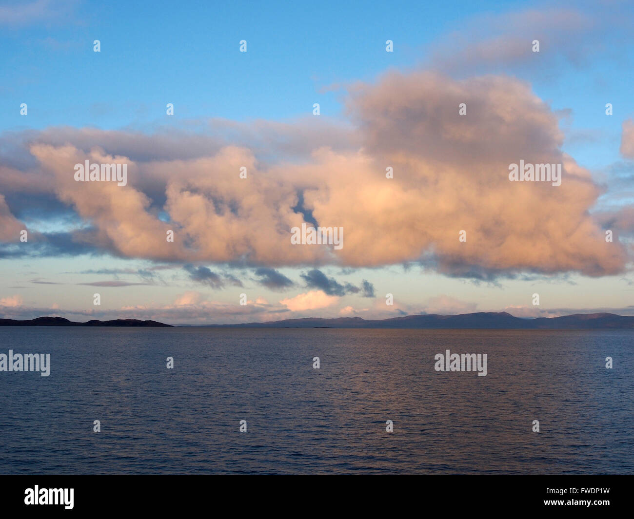 Rosa alba nuvole sopra Islay, Gigha, Scozia da Caledonian Macbrayne ferry Foto Stock