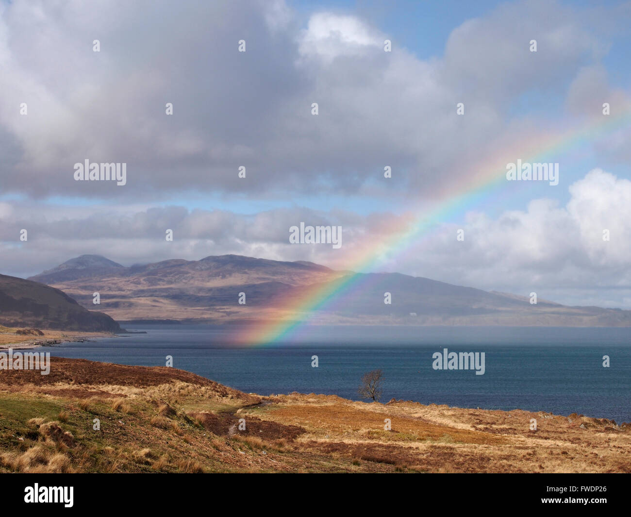 Rainbow vicino Proaig bothy, Islay, con Jura dietro Foto Stock
