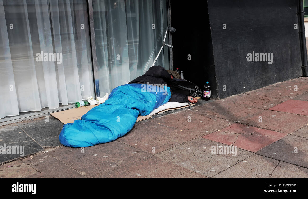 Senzatetto uomo addormentato in sacco a pelo in West Street porta BRIGHTON REGNO UNITO Foto Stock