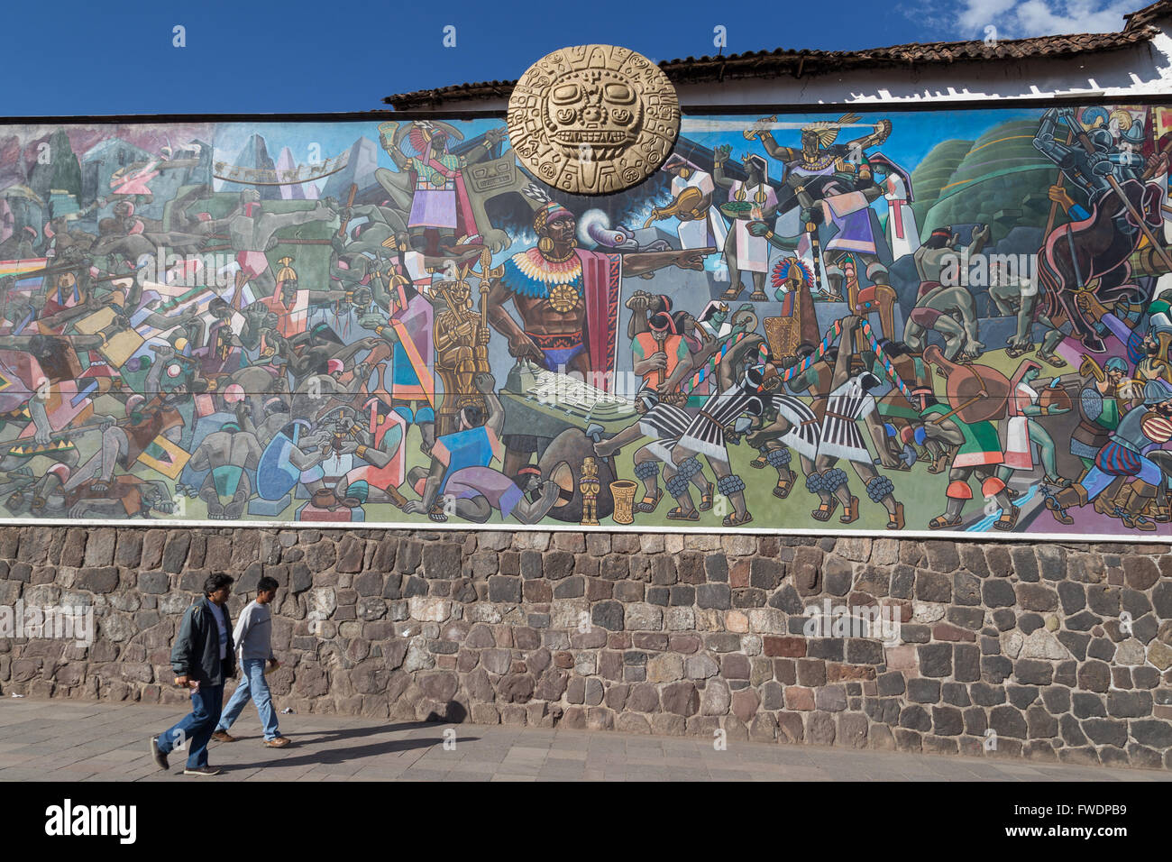 Cusco, Perù - Ottobre 08, 2015: la gente a piedi nella parte anteriore di un colorato pittura Inca. Foto Stock