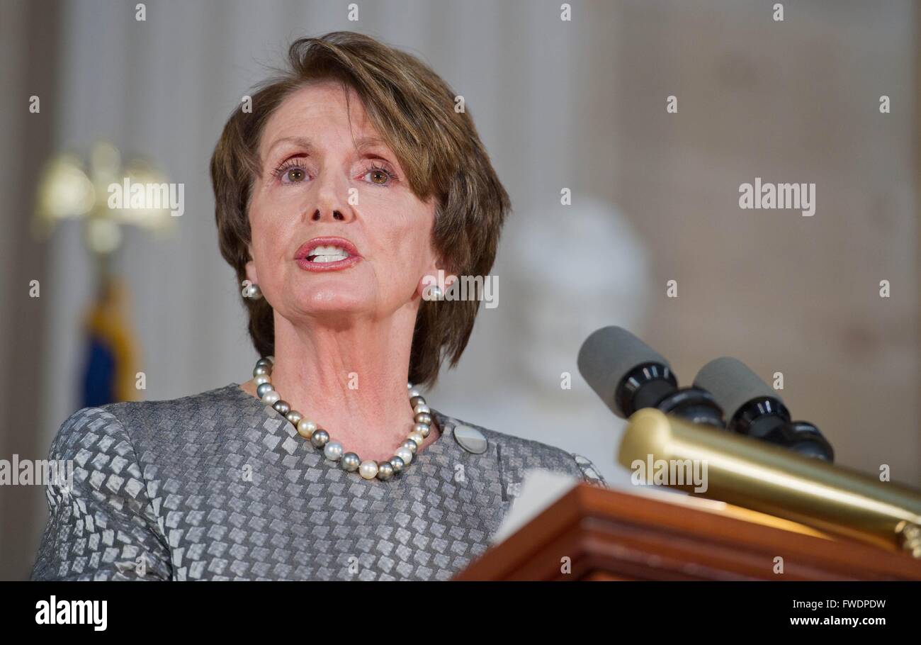 Stati Uniti Sost. Nancy Pelosi della California commento durante un Congressional Gold Medal Ceremony onorando gli astronauti Michael Collins, Buzz Aldrin, John Glenn e Neil Armstrong nella Sala Rotonda del Campidoglio US novembre 16, 2011 a Washington, DC. Foto Stock