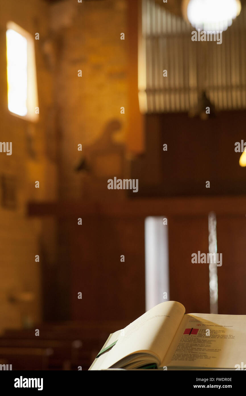 Simbolo cristiano all'interno di un borgo medievale chiesa italiana nella zona del Chianti. Toscana, Firenze. L'Italia. Foto Stock