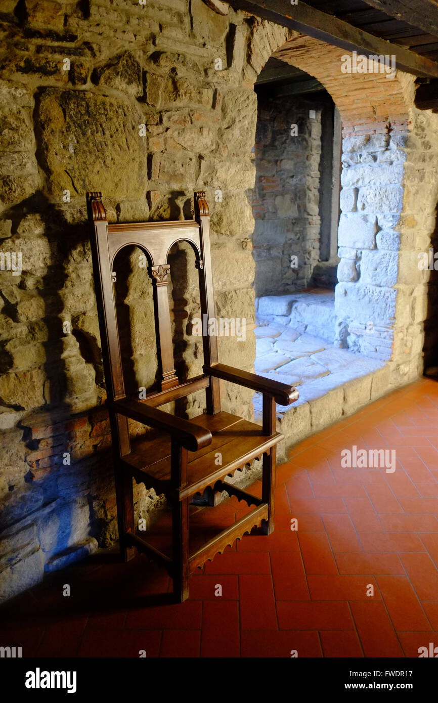 Simbolo cristiano all'interno di un borgo medievale chiesa italiana nella zona del Chianti. Toscana, Firenze. L'Italia. Foto Stock