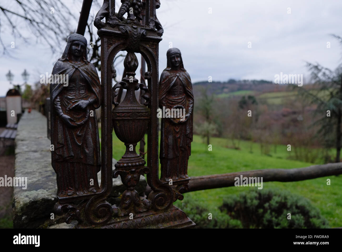 Simbolo cristiano al di fuori di un italiano medievale chiesa nella zona del Chianti. Toscana, Firenze. L'Italia. Foto Stock