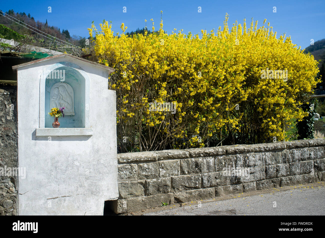Simbolo cristiano al di fuori di un italiano medievale chiesa nella zona del Chianti. Toscana, Firenze. L'Italia. Foto Stock
