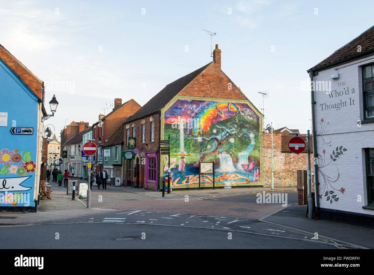 Colorata carta murale. Glastonbury, Somerset, Inghilterra. Foto Stock