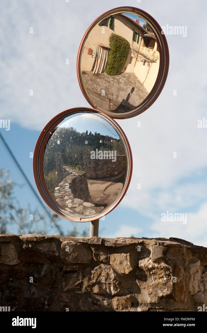 Campagna di specchi riflettenti case residenziali. Toscana Chianti Foto Stock