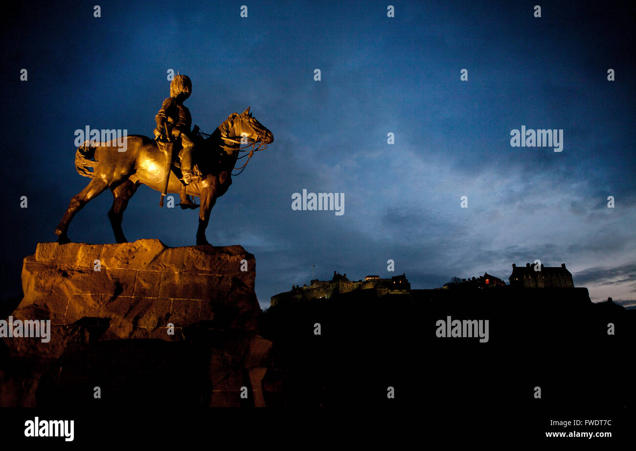 Edimburgo, Scozia: Royal Scots Grey statua su Princess Street con il Castello di Edimburgo in background Foto Stock