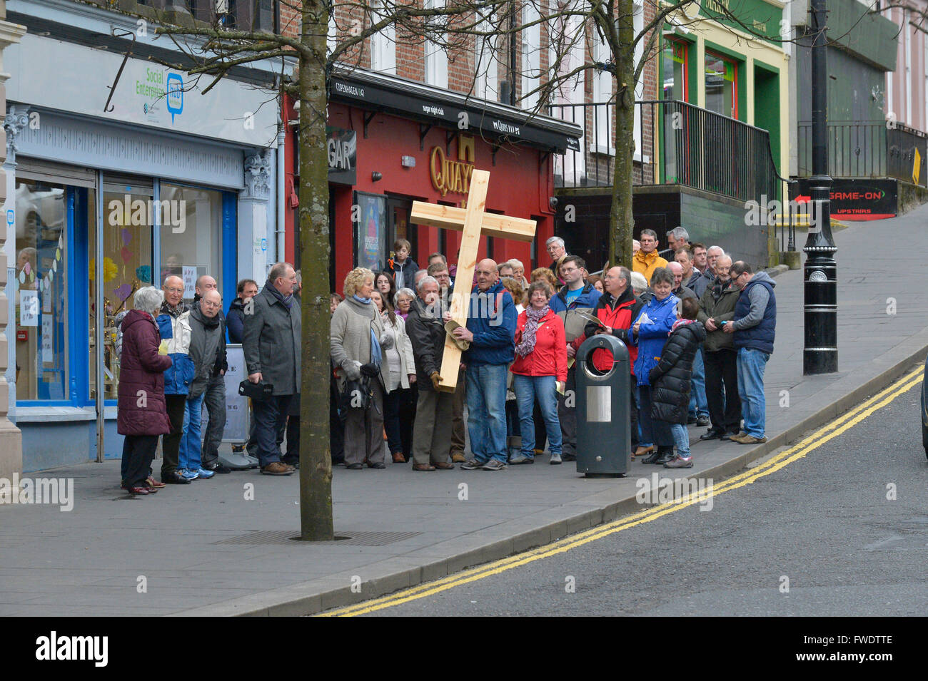 Annuale di Cristiana Ecumenica della croce di testimonianza in processione il Venerdì Santo in Londonderry, Irlanda del Nord. Foto Stock